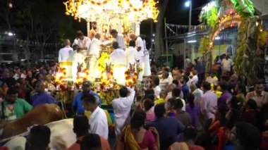 Georgetown, Penang / Malezya - Şubat 09 2020: Komite sunumu dindarlardan devretmeye yardım etti.