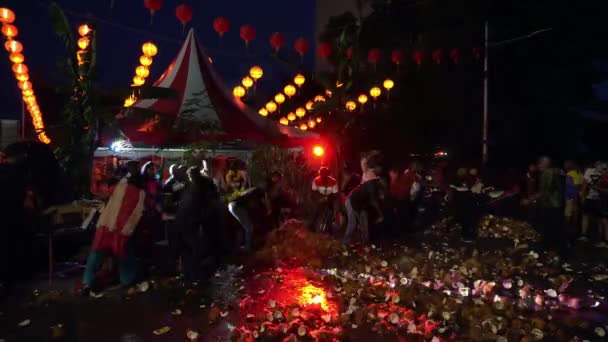 ジョージタウン ペナン マレーシア 2020年2月10日 カラフルなLedライトの下でココナッツ破壊 — ストック動画