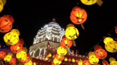 Ayer Itam, Penang / Malezya - 20 Şubat 2020: Gimbal Çin Yeni Yılı boyunca Kek Lok Si pagoda 'nın izini sürdü.