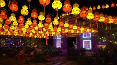 Ayer Itam, Penang / Malezya - 20 Şubat 2020: Kek Lok Si tapınağında renkli fenerle Gimbal yürüyüşü.