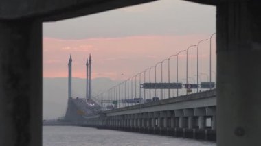 Batu Uban, Penang / Malezya - 25 Şubat 2020: Penang Köprüsü 'nün merkez kolunda yumurtanın yumurta sarısı gün doğumu.