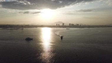 Georgetown, Penang / Malezya - 28 Şubat 2020: Penang feribotu yolcu gemisi yakınlarında denize açıldı.