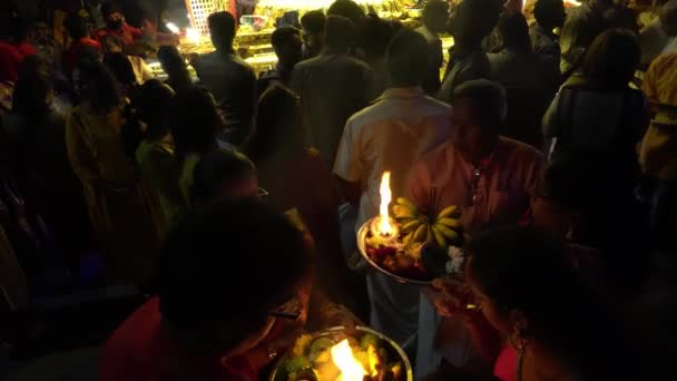 Georgetown Penang Malaysia Feb 2020 은으로 제물을 바치는 힌두교 신자들 — 비디오