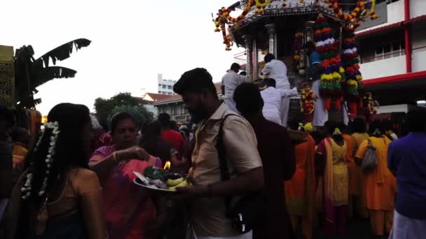 Georgetown Penang Malaysia Februar 2020 Hindu Anhänger Mit Weihrauchpulver Gesegnet — Stockvideo