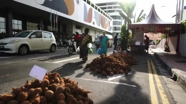Georgetown Penang Malaysia Feb 2020 힌두교 신자들 코코넛을 가지고 거리를 — 비디오