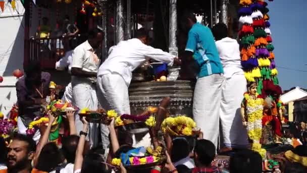 乔治敦 马来西亚槟城 2020年2月7日 奉献者向神献上花朵和果实 飞娃娃走近银制战车 — 图库视频影像