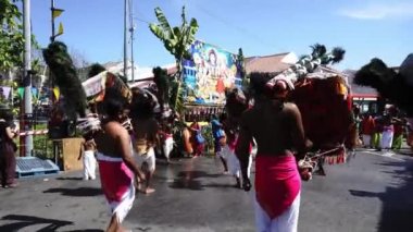 Georgetown, Penang / Malezya - Şubat 07 2020: Kavadi carrier on dance at street.