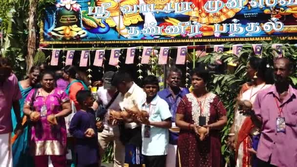 Georgetown Penang Malezya Şubat 2020 Hintli Dindarlar Hindistancevizi Taşıyıp Kırmaya — Stok video