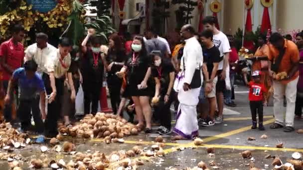 2020年2月7日 コロナウイルスの恐怖にもかかわらず 愛好家はタイの祭りの間にマスクスマッシュココナッツを身に着けています — ストック動画