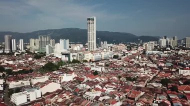 Georgetown, Penang / Malezya - 17 Aralık 2020: İHA uçuşu KOMTAR 'a doğru.