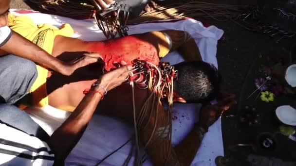 乔治敦 马来西亚槟城 2020年2月8日 绑在钩子上的绳子刺穿了信徒的背部 — 图库视频影像