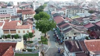 Georgetown, Penang / Malezya - 21 Mar 2020: Jalan Yüzbaşı Keling 'deki hava manzaralı trishaw parkı.