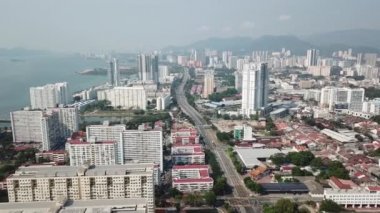 Georgetown, Penang / Malezya - 21 Aralık 2020: Otoyolda daha az trafik akışı Tun Lim Chong Eu.