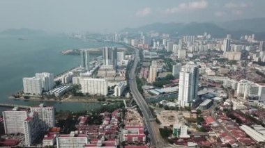 Georgetown, Penang / Malezya - 21 Mar 2020: İHA Sungai Pinang yakınlarındaki Tun Lim Chung Eu otoyolunda daha az araba trafiği vurdu.