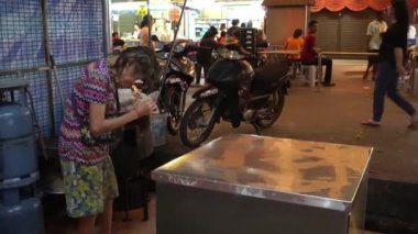 Bukit Mertajam, Penang / Malezya - 15 Ocak 2020: Bir kadın tapau içkisidir.