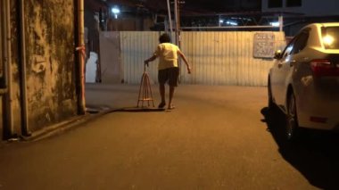 Bukit Mertajam, Penang / Malezya - 15 Ocak 2020: Kadın geceleri sokakta baston kullanıyor.