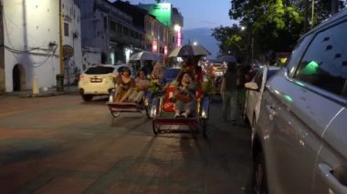 George Town, Kedah / Malezya - 18 Ocak 2020: Trishaw sürücüsü gece Georgetown Heritage 'a yolcu taşıyor.