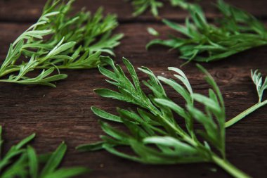 Ahşap arka planda yeşil çimen