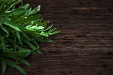 Ahşap arka planda yeşil çimen