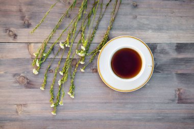 Beyaz çiçekler ile ahşap bir tabloda çay