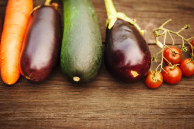 Ahşap bir masa üzerinde taze sebze. Sonbahar konsepti.