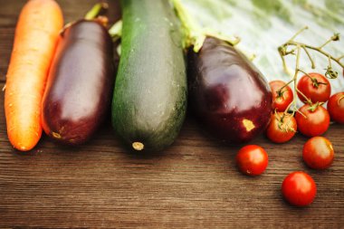 Ahşap bir masa üzerinde taze sebze. Sonbahar konsepti.