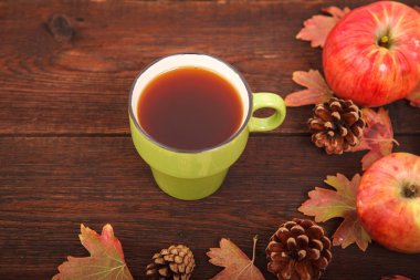 Elma ile çam kozalakları sonbahar kavramı, Kırmızı-Sarı düşmüş yaprakları