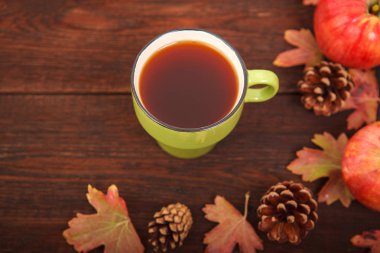 Elma ile çam kozalakları sonbahar kavramı, Kırmızı-Sarı düşmüş yaprakları