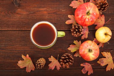 Elma ile çam kozalakları sonbahar kavramı, Kırmızı-Sarı düşmüş yaprakları