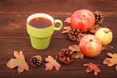 Elma ile çam kozalakları sonbahar kavramı, Kırmızı-Sarı düşmüş yaprakları