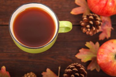 Elma ile çam kozalakları sonbahar kavramı, Kırmızı-Sarı düşmüş yaprakları