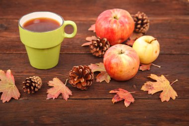 Elma ile çam kozalakları sonbahar kavramı, Kırmızı-Sarı düşmüş yaprakları