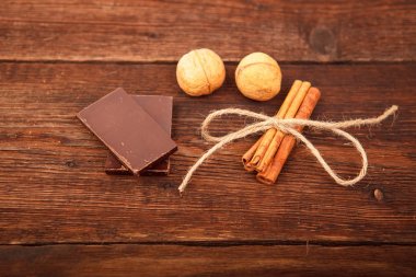 Sonbahar kavramı. Ceviz, çikolata ve tarçın bir tahta sopa