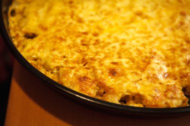 Bir tavada peynirli fırında patates. İkinci ders. Kapat