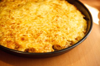 Bir tavada peynirli fırında patates. İkinci ders. Kapat