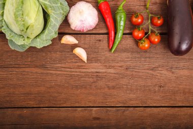 Taze sebze ahşap doku. Yukarıdan görüntüleyin. Uygun nu