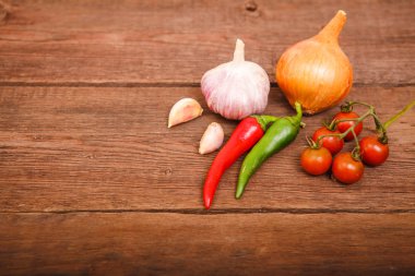 Ahşap arka plan üzerinde taze sebze. Sarımsak, soğan, biber bir