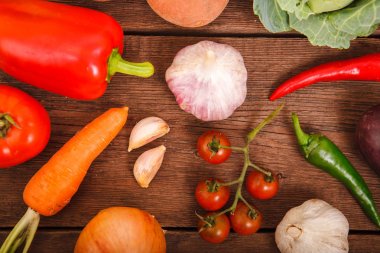 Taze sebze ahşap doku. Yukarıdan görüntüleyin. Uygun nu