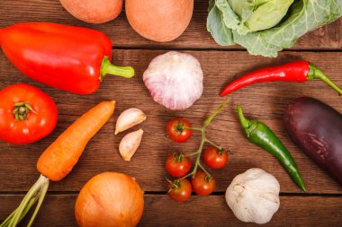 Taze sebze ahşap doku. Yukarıdan görüntüleyin. Uygun nu