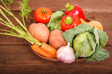 Taze sebze bir sepeti ahşap arka plan üzerinde yalan. Bulgari