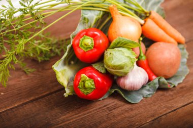 Ahşap arka plan üzerinde bir lahana yaprağı taze sebze. Biber