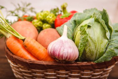 Taze sebze bir sepeti ahşap arka plan üzerinde yalan. Bulgari