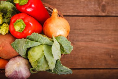 Taze sebze bir sepeti ahşap arka plan üzerinde yalan. Bulgari