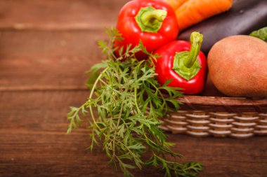 Taze sebze bir sepeti ahşap arka plan üzerinde. Hasat. İnci