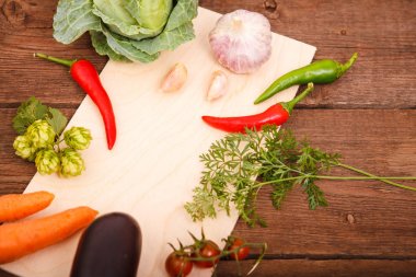 Ahşap arka plan üzerinde bir kesme tahtası üzerinde taze sebze. Yumurta