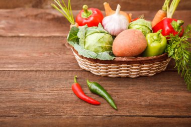 Taze sebze bir sepeti ahşap arka plan üzerinde. Lahana, olmak