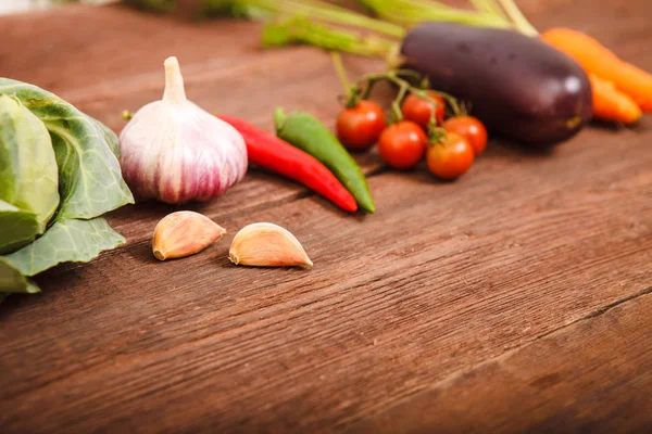 Taze sebze ahşap doku. Yukarıdan görüntüleyin. Uygun nu
