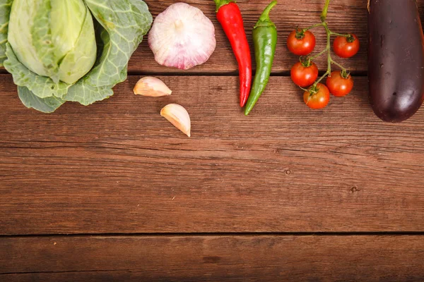 Légumes frais sur une texture en bois. Vue d'en haut. Propre nu — Photo