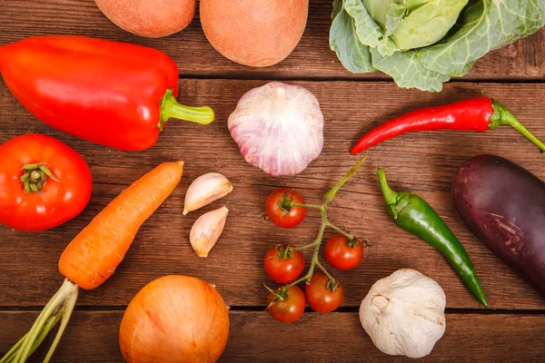 Taze sebze ahşap doku. Yukarıdan görüntüleyin. Uygun nu