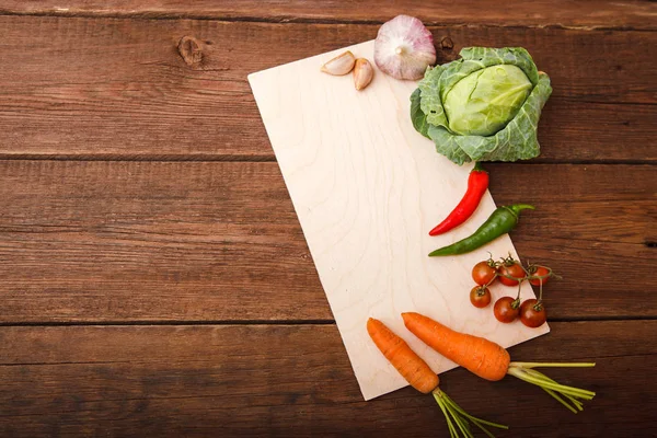 Fresh vegetables on a cutting board. Cabbage, chili, garlic, car — Stock Photo, Image
